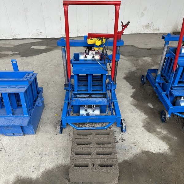 Small portable mobile brick laying machine, used for manufacturing various concrete blocks