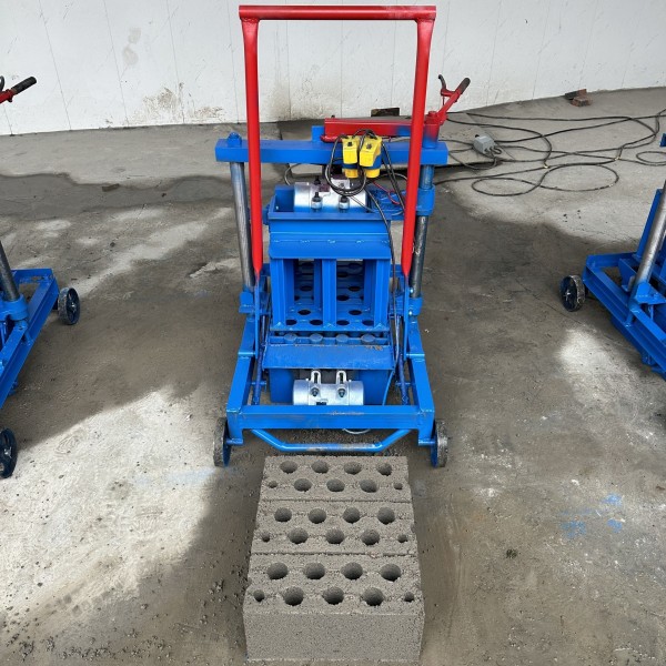 Small portable mobile brick laying machine, used for manufacturing various concrete blocks