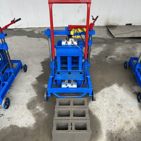 Small portable mobile brick laying machine, used for manufacturing various concrete blocks